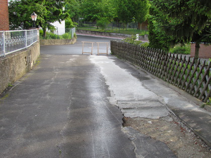 Beton im vorderen Bereich der Auffahrt