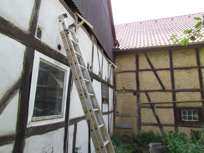 Die neün Dachstützen des Vordachs werden angebracht