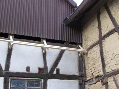 Die zweite Reihe Dachlatten wird angebracht