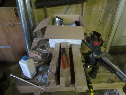 Eine kleine Sammlung an Werkzeugen für die Arbeiten an Dachrinnen