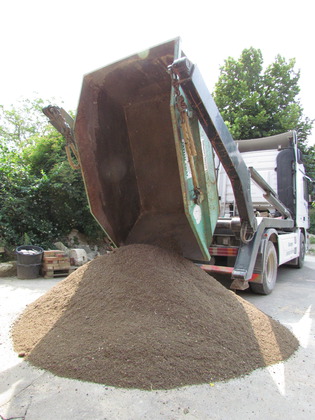 Betonkies aus dem Container gekippt