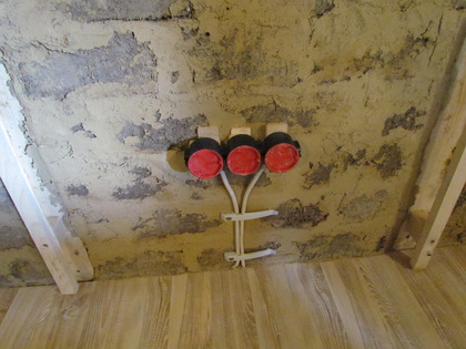 Dreier Steckdose Unterputzdosen im Büro an der Lehmwand
