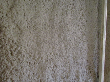 Erstaunlich gut getrockneter Lehmputz aus eigener Herstellung