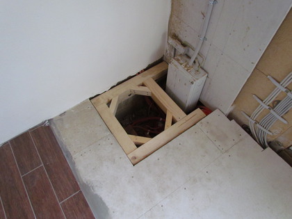 An der Holzklappe am Hausanschlusskasten fehlt das Estrichelement