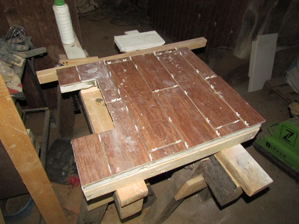Die Bodenklappe gefliest von der Seite