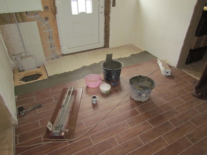 Fliesenkleber Fliesenschneider und Werkzeug