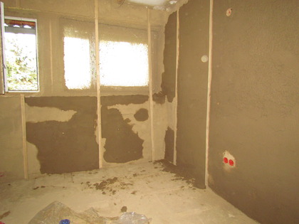 Innenwand im Badezimmer aufgeputzt mit Lehmunterputz