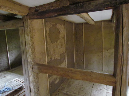 Ausgleich der Lehmwände im Badezimmer bei der Sauna