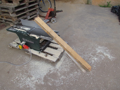 Ein Holzstück von einer Palette auf dem Metabo Dicktenhobel