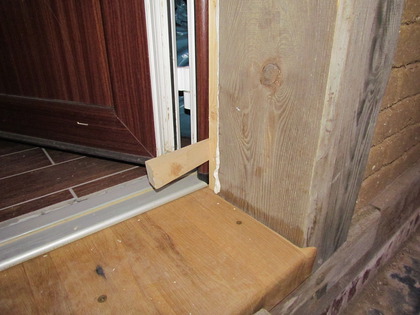 Zu viel PU Leim zwischen dem Holzkeil und dem Ständerbalken vom Fachwerk