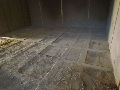 Zimmerboden freigekratzt von Lehmresten