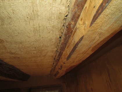 Lücken in der Lehmdecke zum Deckenbalken hin