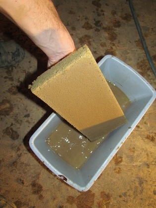 Das Schwammbrett mit dem der Lehmputz abgerieben wird