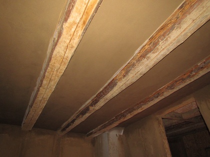 Die Lehmdecken harmonieren gut mit den Holzbalken