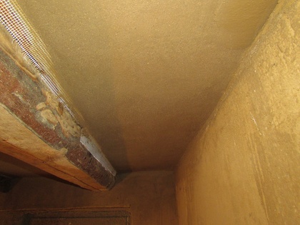 Lehmdecke mit Schwammbrett abgerieben und leicht ausgebeßert