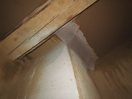 Neben dem Schornstein muß die Decke noch zugemaürt werden