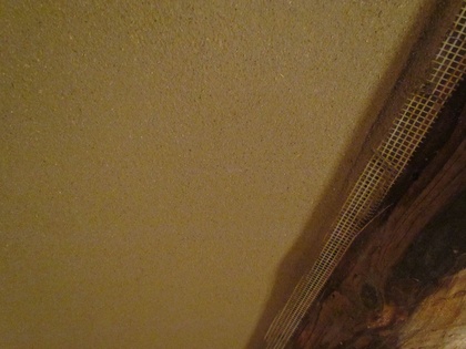 Struktur vom Lehmputz an der Decke