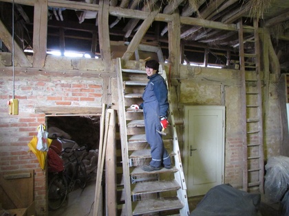 Annika befreit die Treppe von alten Nägeln