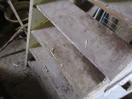 Die einzelnen Stufen der Treppe waren mit Kanthölzern vertieft