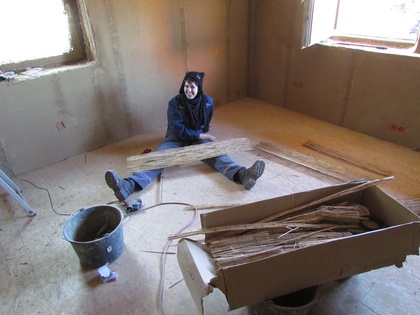 Annika vermißt und schneidet Schilfrohrmatten für diverse Lehmarbeiten an den Decken und Fensterrahmen