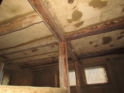 An der Badezimmerdecke wurde die Lehmdecke vielerorts mit Lehmputz ausgebeßert