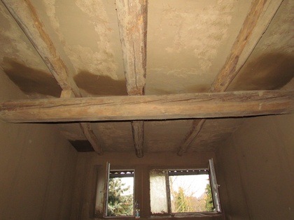 An der Decke in Moriens Zimmer wurden weitere Lehmschichten aufgetragen