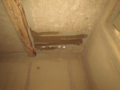 Die groÃe Fläche an der Schlafzimmerdecke mit Lehmputz und Dämmstofftellern ausgebeßert