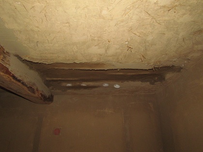 Es fehlen noch einige Lagen Lehmputz an der Schlafzimmerdecke bis das Mäusehotel Geschichte ist