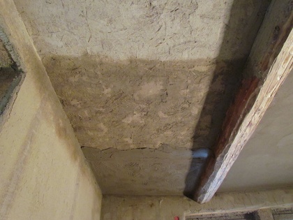 Alte Lehmdecke angefeuchtet
