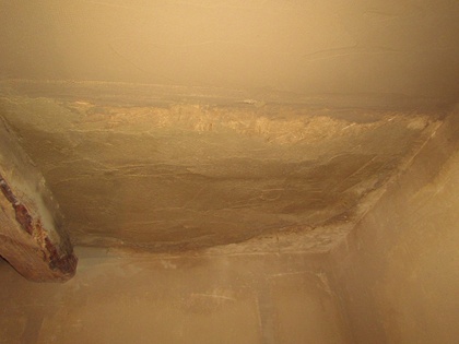 Das große Loch in der Decke wird schrittweise geflickt
