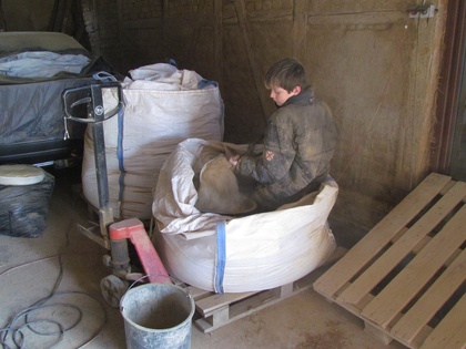 Morien Füllt das Lehmpulver in Eimer ab