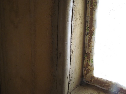 Runde Ecke an der Fensterlaibung aus Lehm