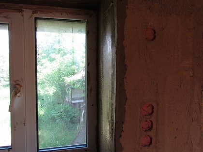 Der Fensterrahmen rechts mit Lehmputz