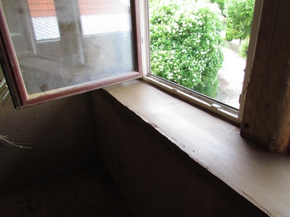 Die Fensterbank aus Lehm im vorderen Flur