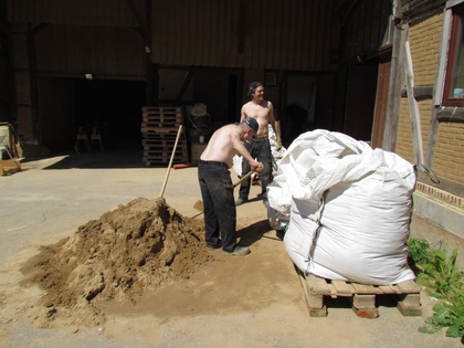 Der restliche Innenputzsand wird in Bigbags auf Paletten gelagert