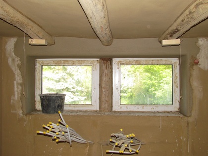 Fensterfront im kleinsten Kinderzimmer mit Kalkputz verputzt