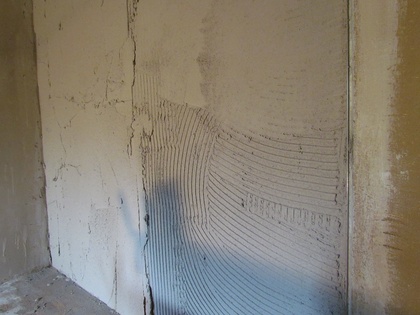 Die erste Lage wird mit der Zahnkelle dünn als Grundierung aufgetragen