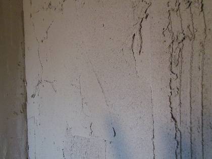 Die zweite Lage Kalkputz füllt die Fläche auf