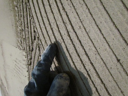 Druckprüfung des Kalkputzes für die zweite Schicht Kalkputz