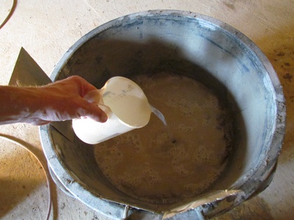 Etwas Waßer dient als Sperrschicht zum Kohlendioxid