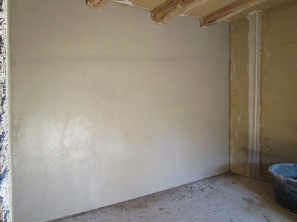 Nach dem Abreiben oder Filzen der Wand sieht sie beßer aus