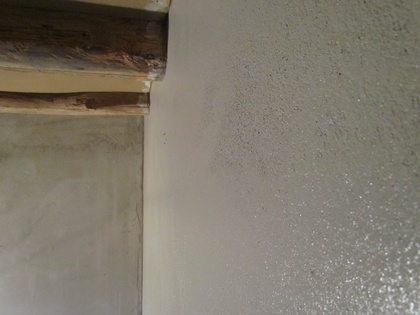 Nach dem Filzen ist zu erkennen wo es Tiefen im Kalkputz gibt