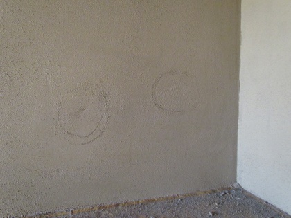 Tiefe Stellen werden markiert um sie gleich auszubeßern