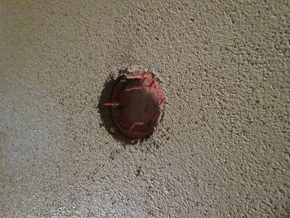 Wenn der Putz nur leicht angezogen ist laßen sich die Unterputzdosen gut freilegen