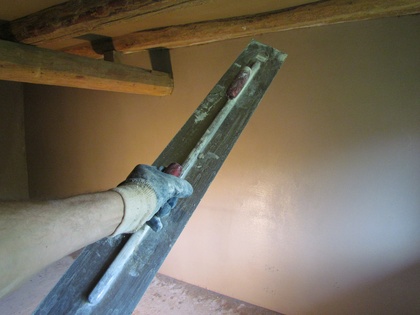Dank der langen Glättekelle konnte die Wand über große Flächen geglättet werden