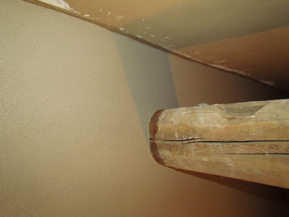 Der Anschluß an die Decke und um die Balken sind geglättet