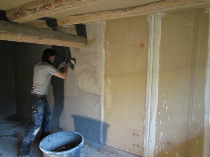 Der Kalkputz wird mit der Zahnkelle aufgetragen