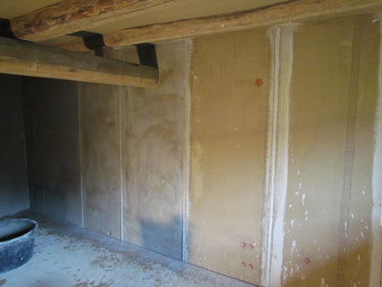 Die Lehmwände wurden mit Kalk Kaseinleim vorbehandelt