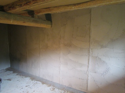 Die erste Lage Kalkputz ist mit der Zahnkelle aufgetragen worden