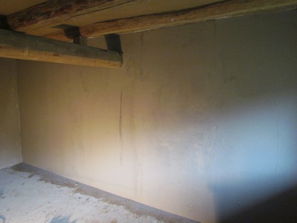 Die gesamte lange Wand im Kinderzimmer wurde mit Kalk verputzt